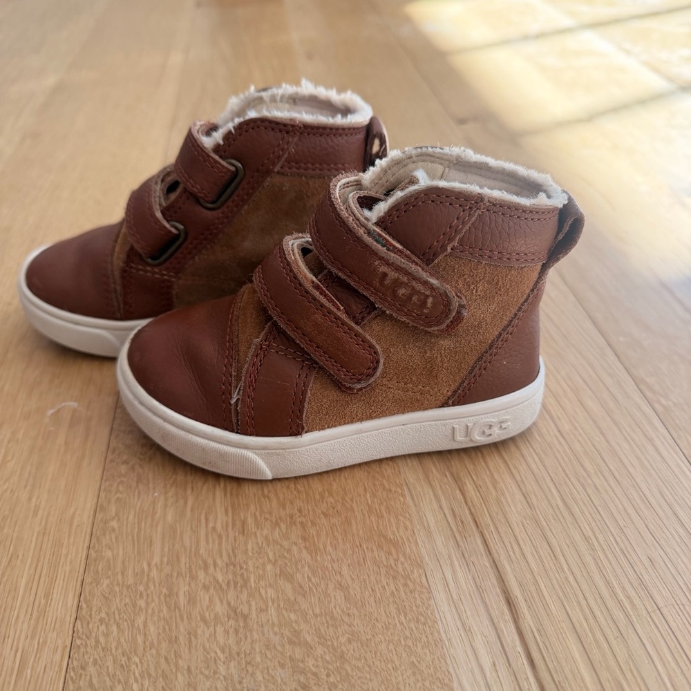 UGG Rennon Toddler Sneakers Boots Size 6 Chestnut Gently Used